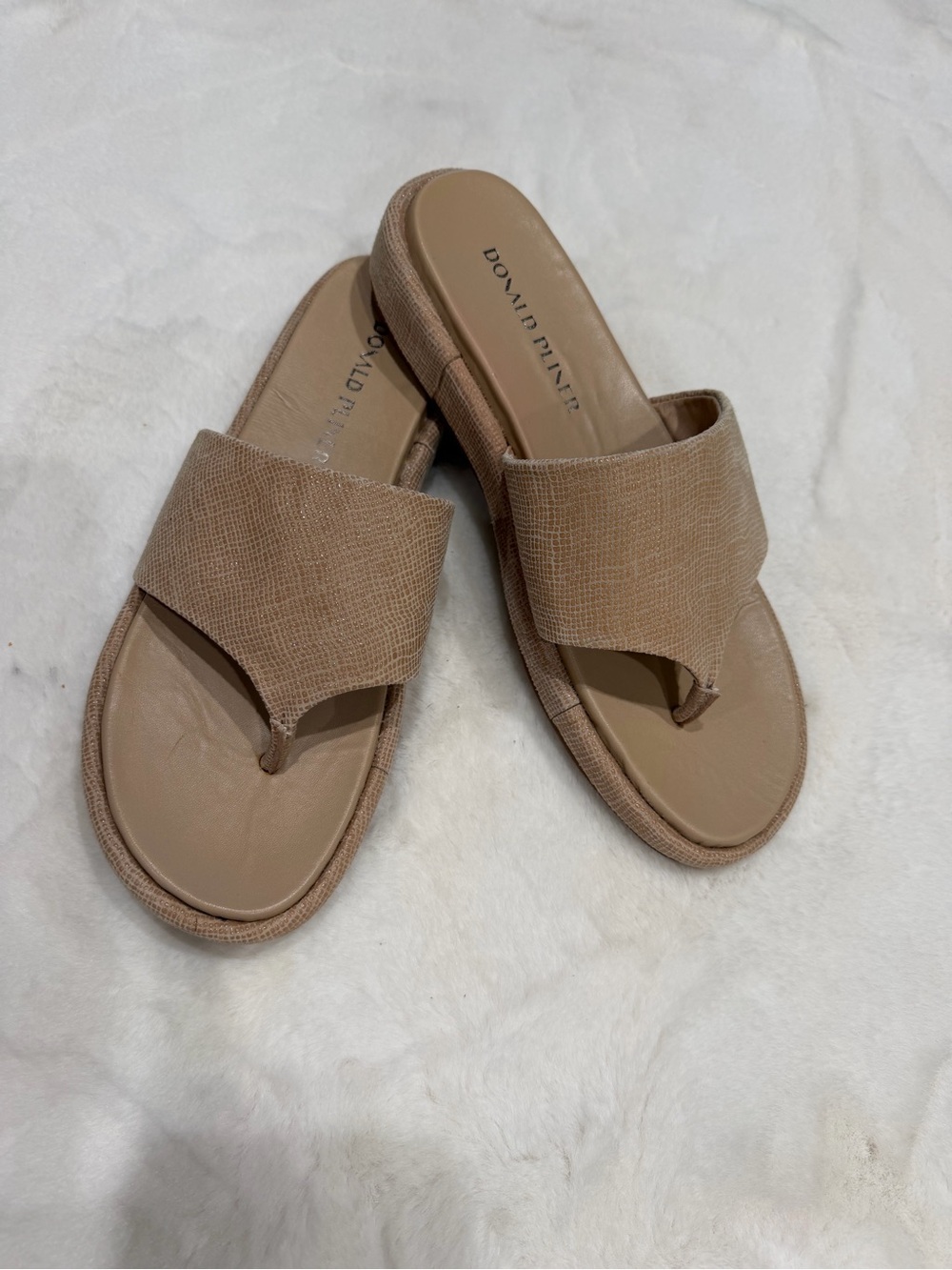 Donald J. Pliner Neutral Tan Textured Thong Sandals Size 7.5